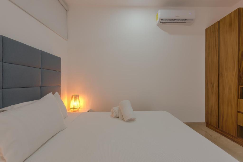 Amira Central 1BR by Lockey room 6